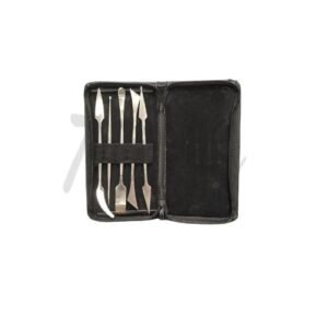 Estuche con herramientas metálicas